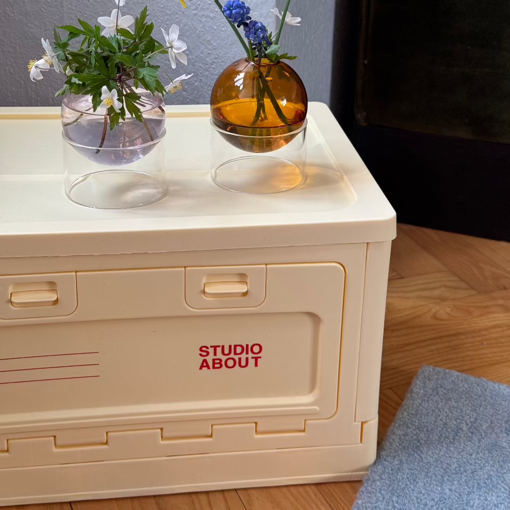 Box "medium" Studio About