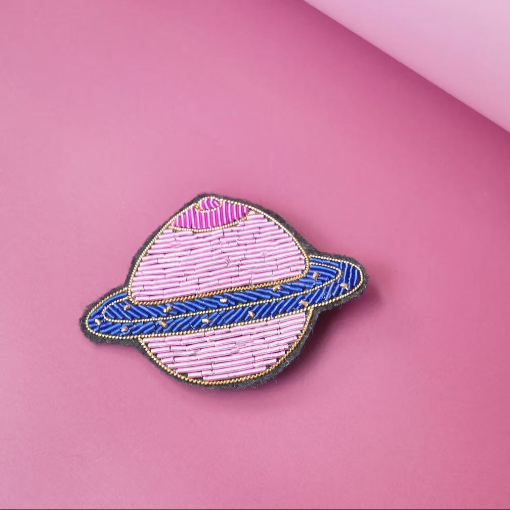 Brosche "Boobs Planet" Pin Halfbird