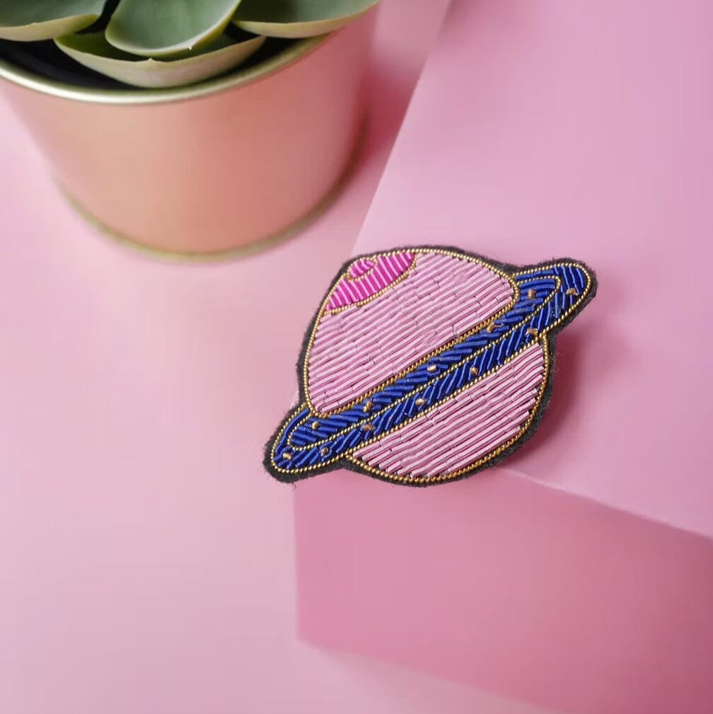 Brosche "Boobs Planet" Pin Halfbird