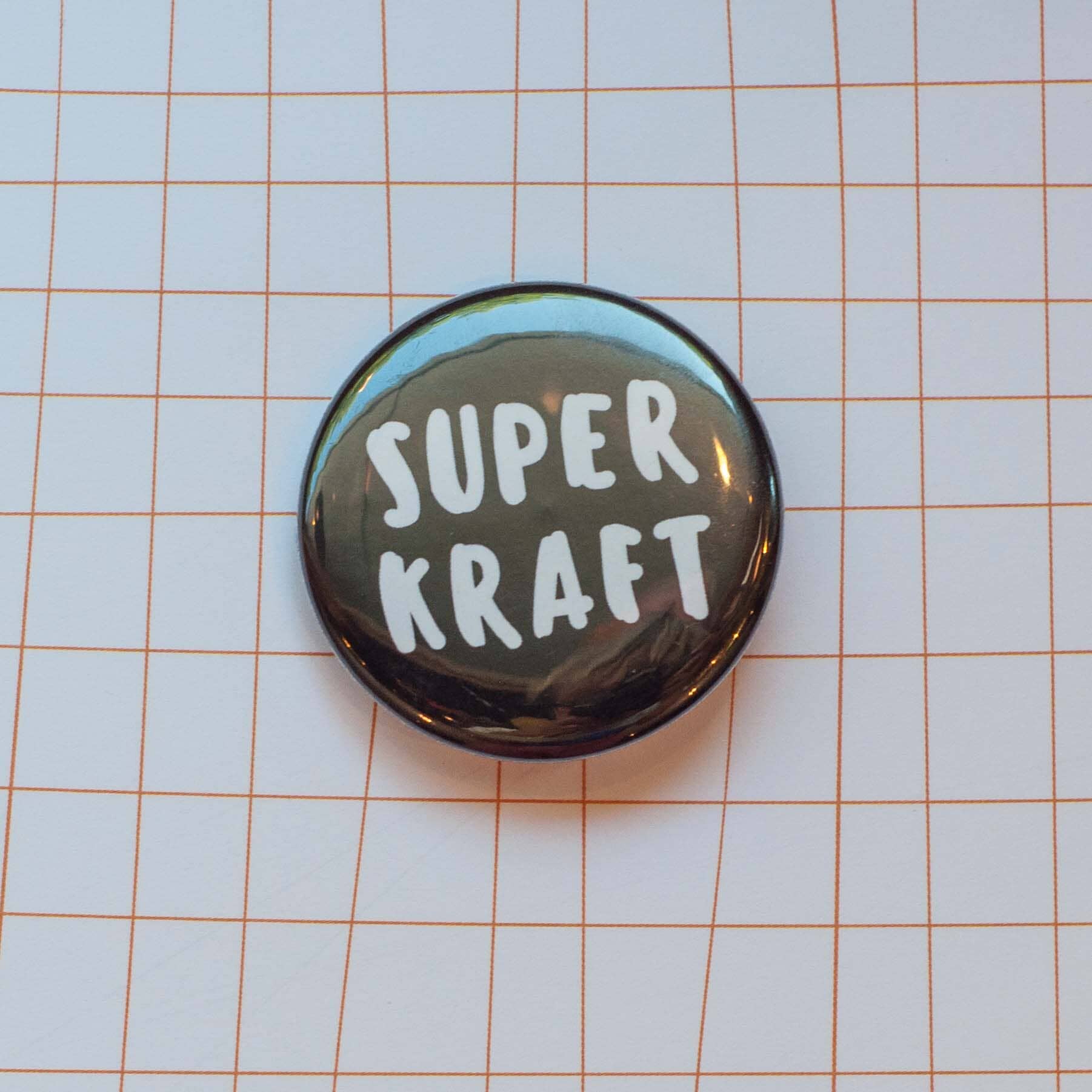 Button "Superkraft" Button Framboise und Ketchup Schwarz