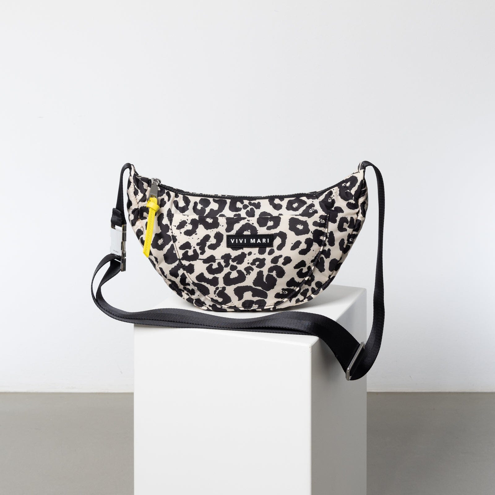 Hip Bag "Padded Medium" Handtaschen, Geldbörsen & Etuis Vivi Mari leo splashes black/sand