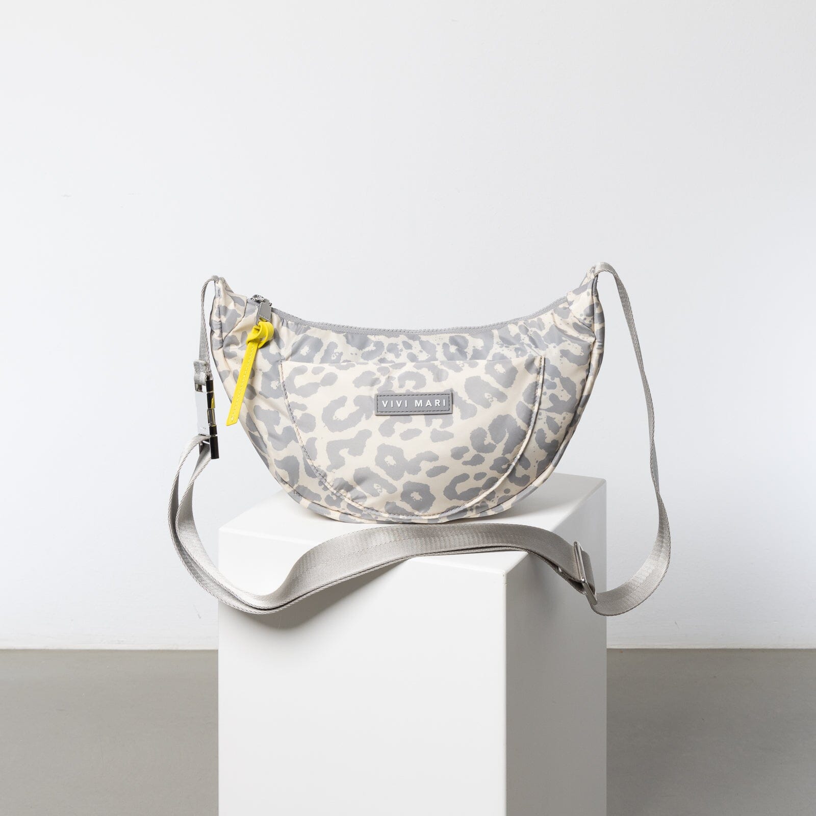 Hip Bag "Padded Medium" Handtaschen, Geldbörsen & Etuis Vivi Mari leo splashes grey/sand