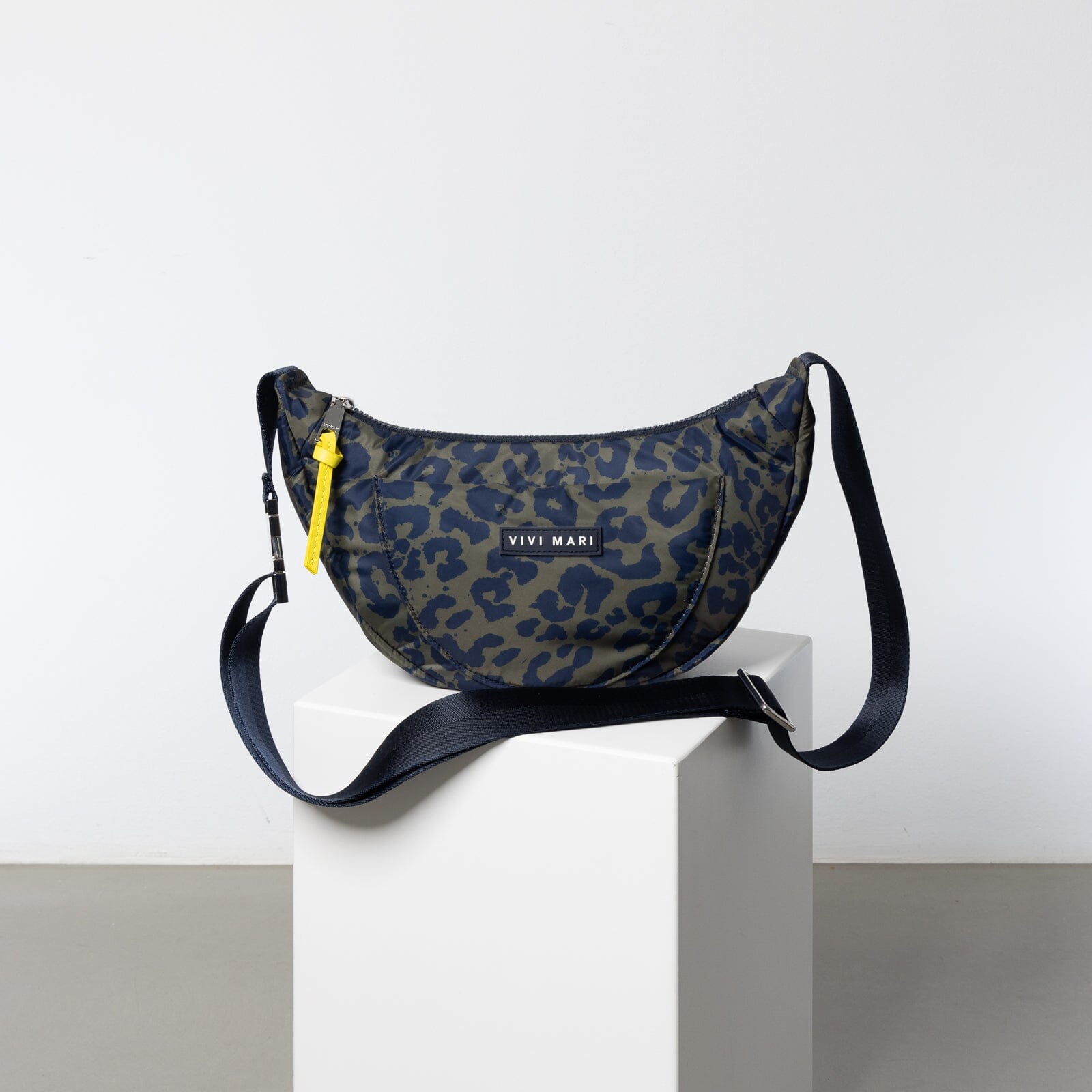 Hip Bag "Padded Medium" Handtaschen, Geldbörsen & Etuis Vivi Mari leo splashes navy/olive