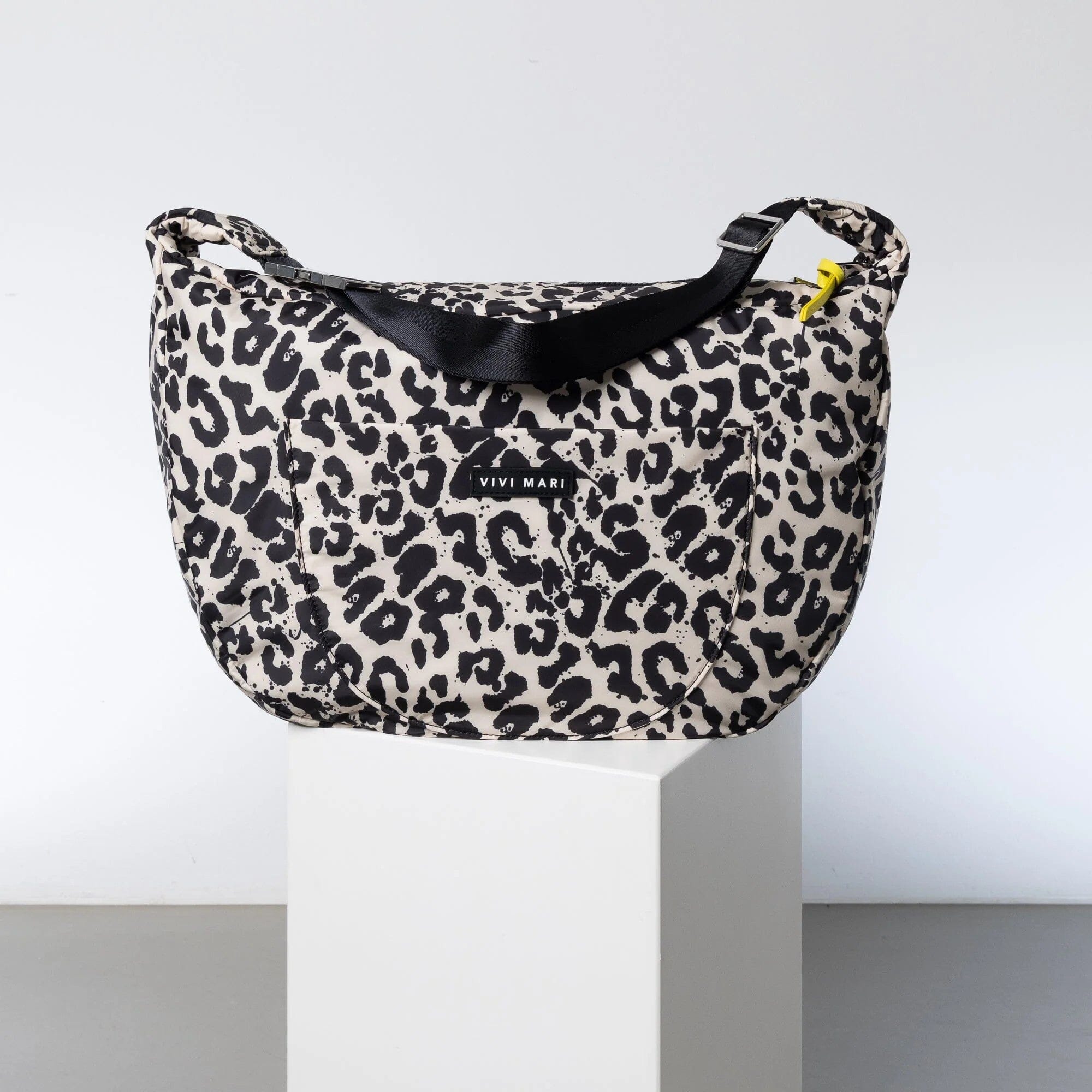 Hip Bag "Padded Oversized" Handtaschen, Geldbörsen & Etuis Vivi Mari leo splashes black/sand