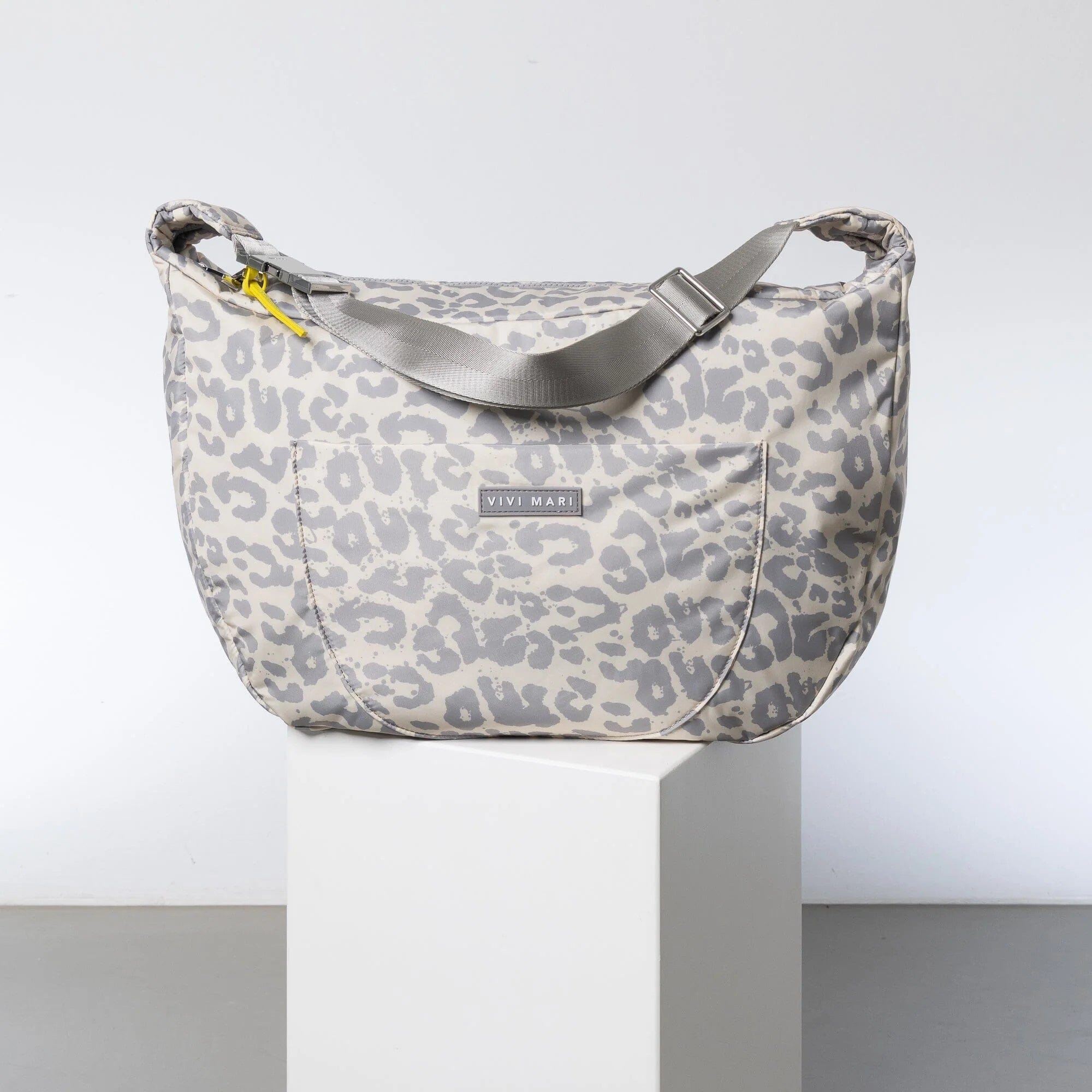 Hip Bag "Padded Oversized" Handtaschen, Geldbörsen & Etuis Vivi Mari leo splashes grey/sand