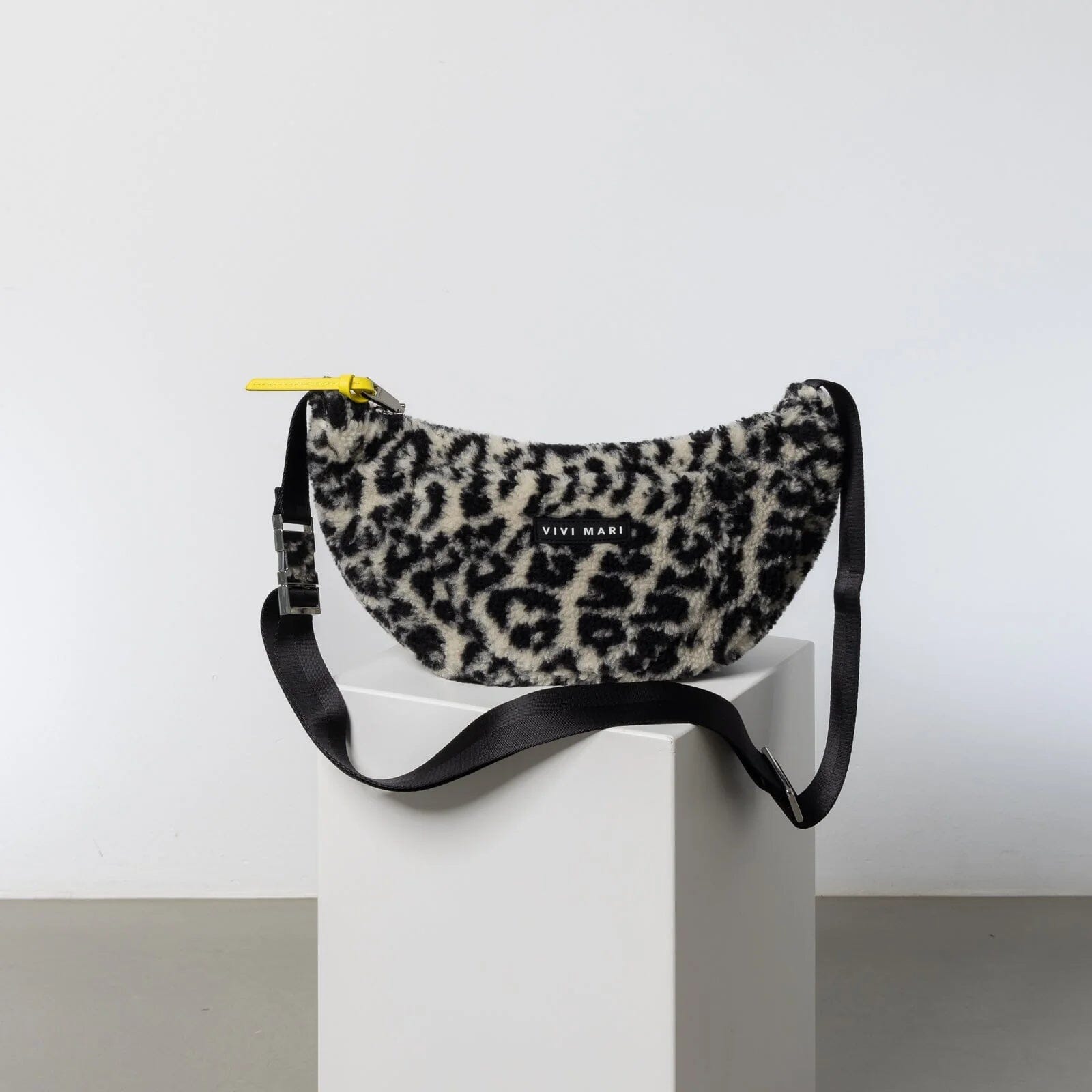 Hip Bag "Teddy Medium" Handtaschen, Geldbörsen & Etuis Vivi Mari leo splashes black/sand