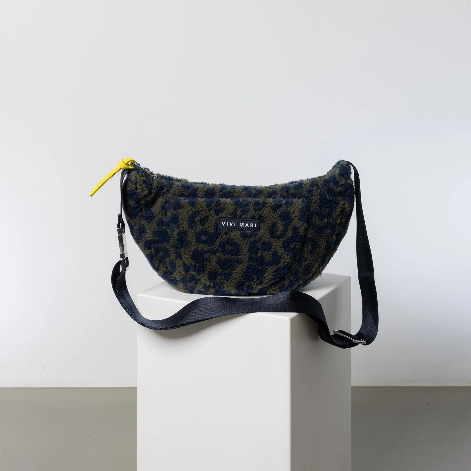 Hip Bag "Teddy Medium" Handtaschen, Geldbörsen & Etuis Vivi Mari leo splashes navy/olive