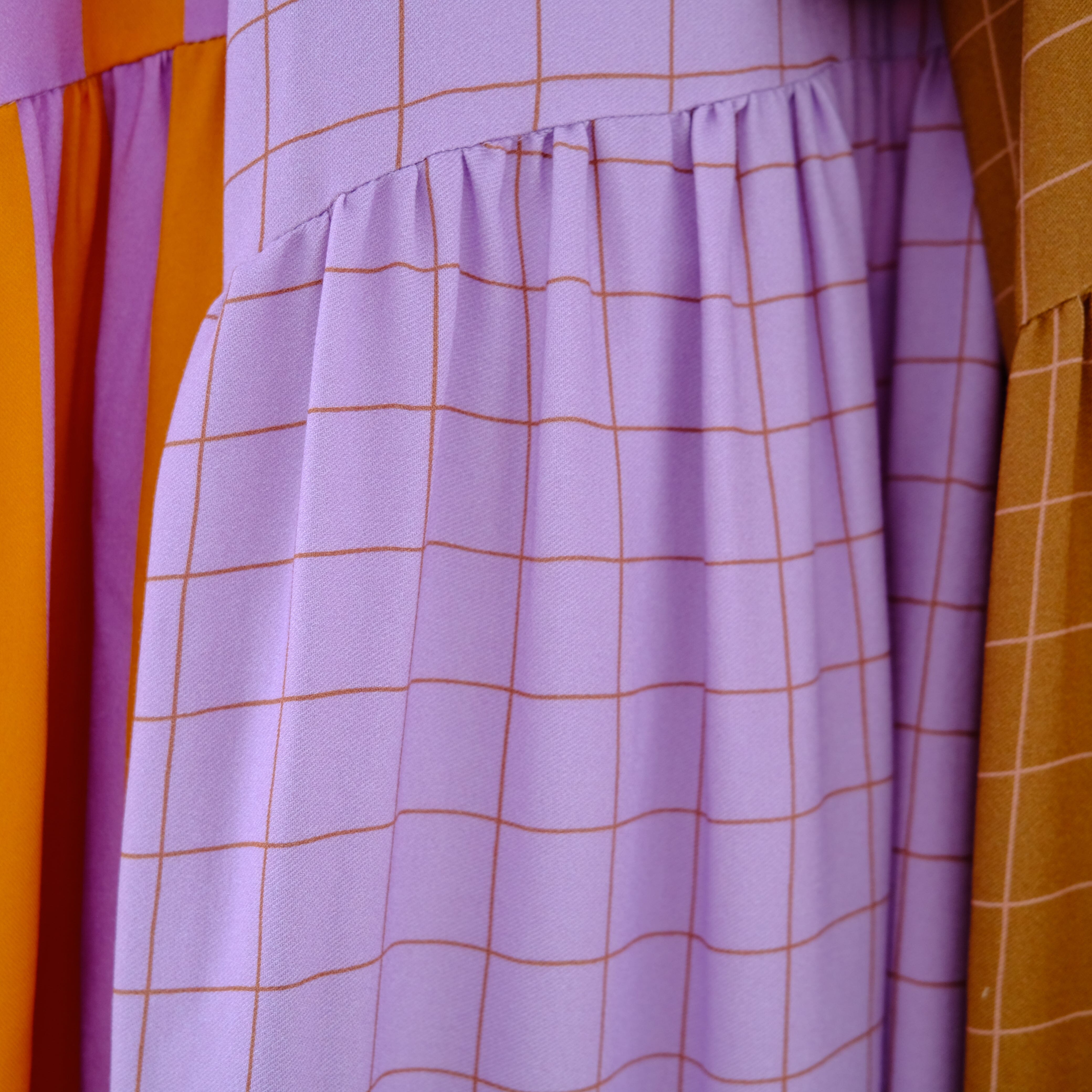 PRE-ORDER: Oversize Kleid "Viskose Grid" Bekleidung & Accessoires Matsch mit Sahne 