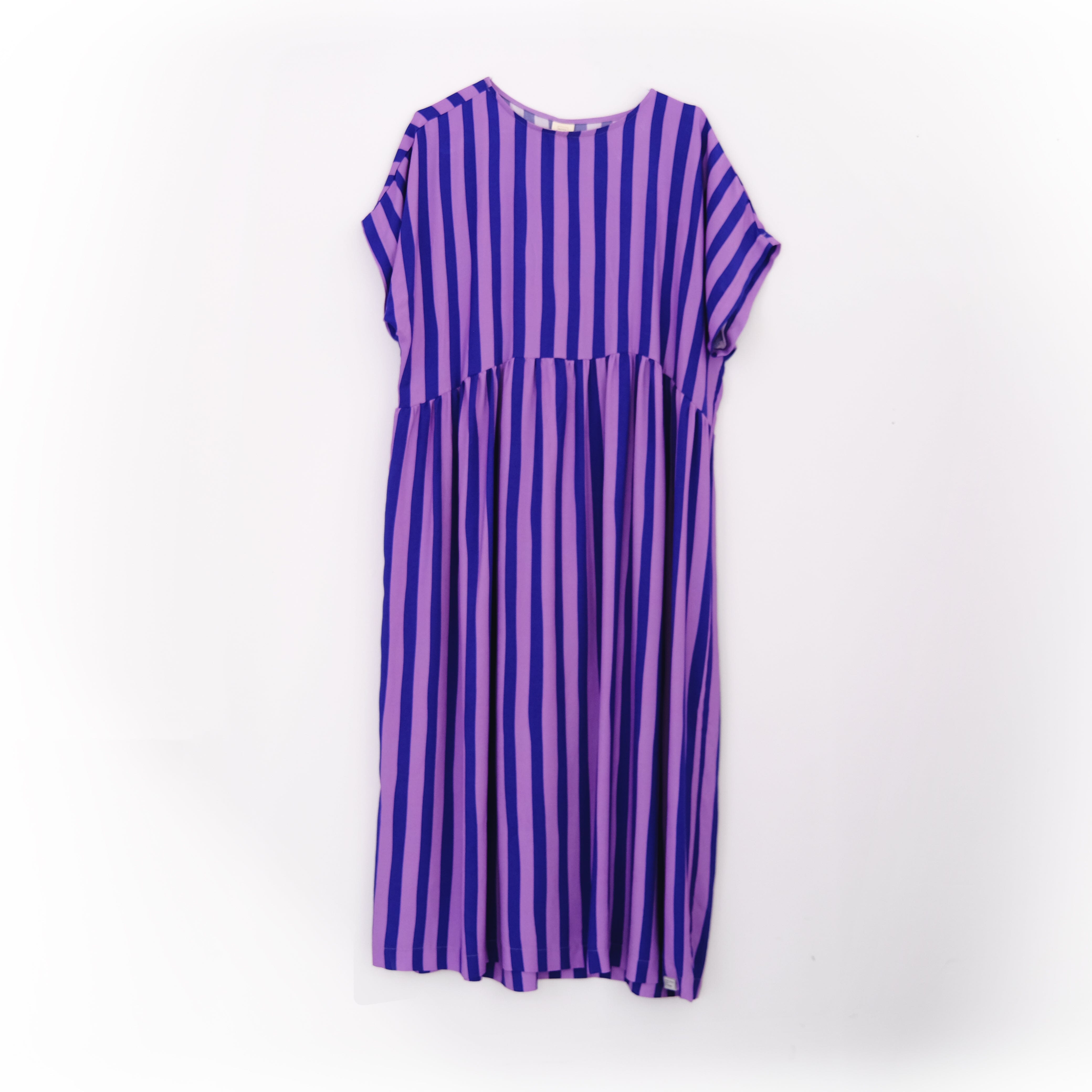 PRE-ORDER: Oversize Kleid "Viskose Stripes" Bekleidung & Accessoires Matsch mit Sahne Lavendel / Lapislazuli 