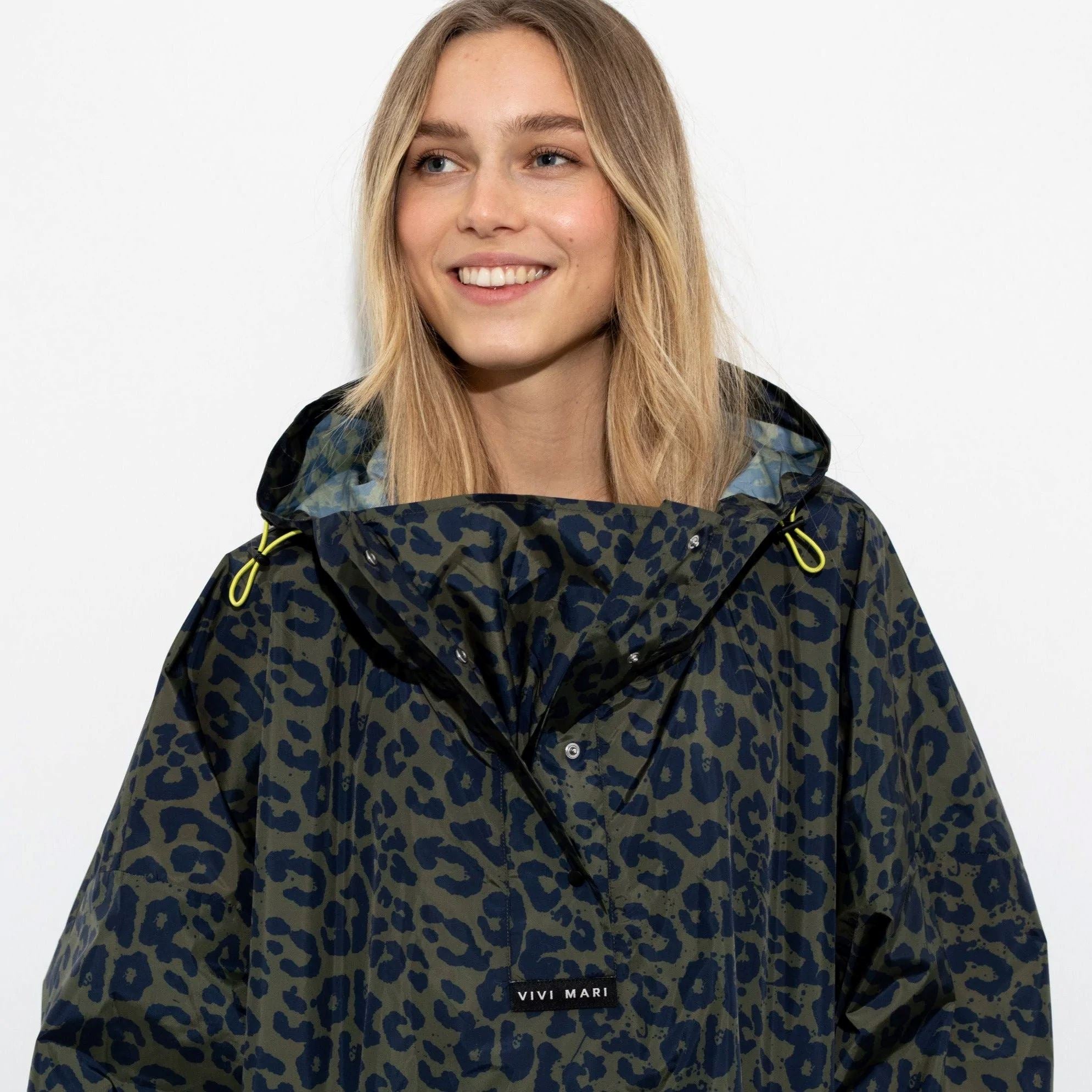 Regencape Poncho Bekleidung & Accessoires Vivi Mari leo splashes navy/olive