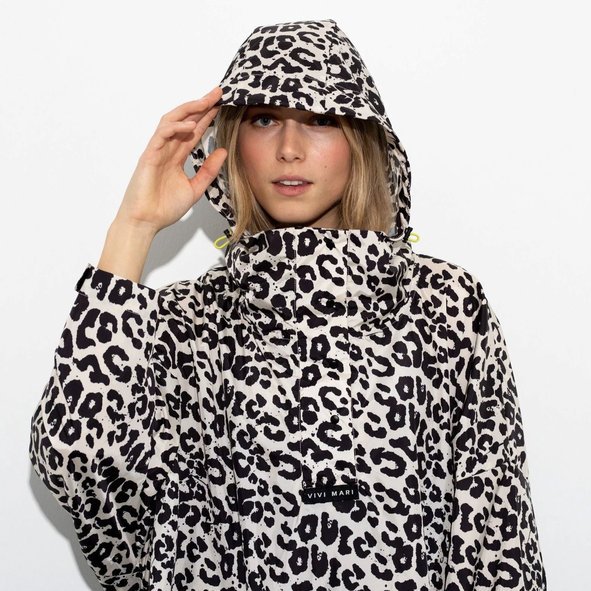 Regencape Poncho Bekleidung & Accessoires Vivi Mari leo splashes schwarz/sand