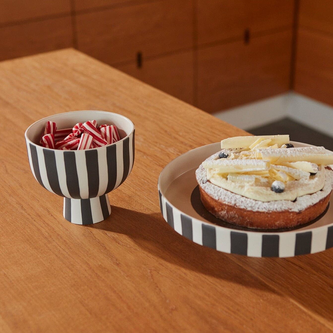 Tortenständer Toppu Tray "Black/White" Tortenständer OYOY living design