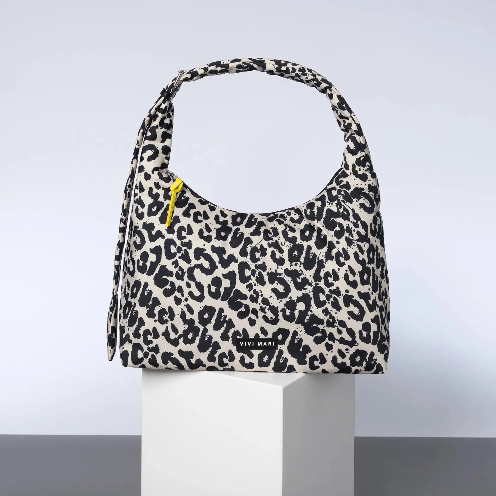 Buckle Bag "Medium" Handtaschen, Geldbörsen & Etuis Vivi Mari leo splashes black/sand 