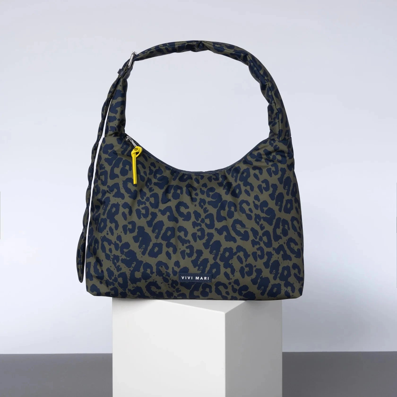 Buckle Bag "Medium" Handtaschen, Geldbörsen & Etuis Vivi Mari leo splashes navy/olive 