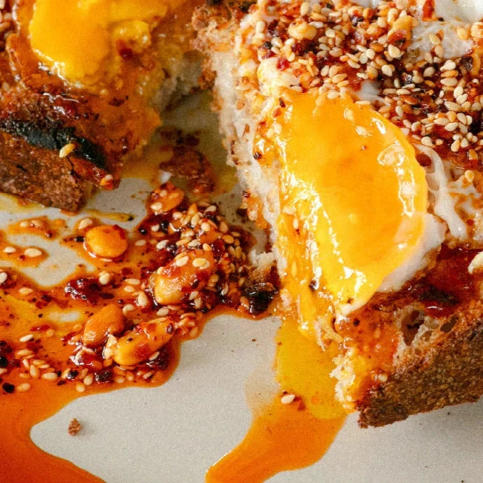 Crispy Chilliöl mit Erdnuss und Sesam Chilliöl White Mausu 