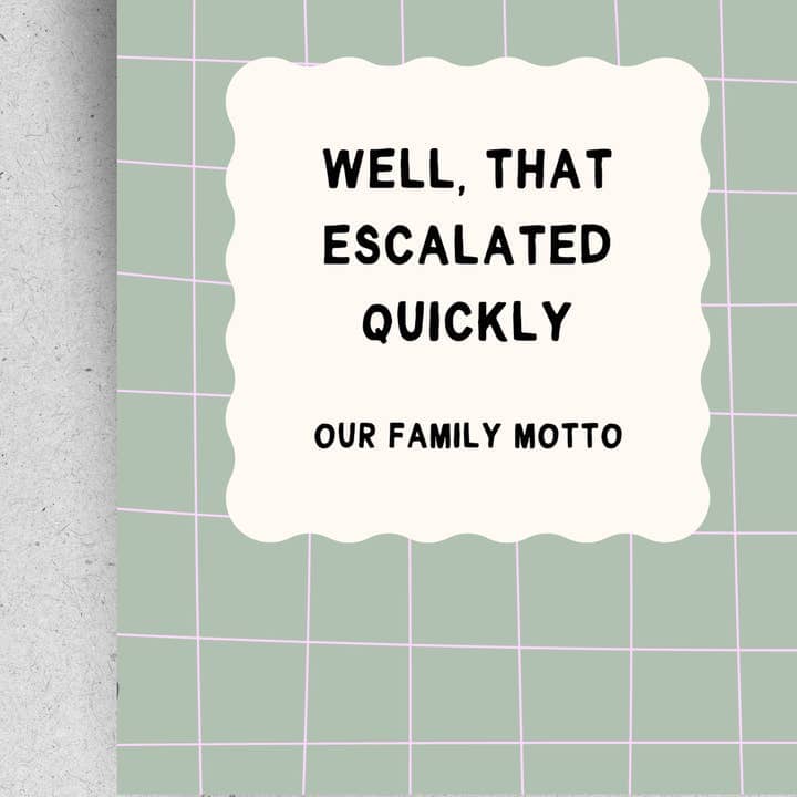 Postkarte "Well, that escalated quickly. Unser Familienmotto" Postkarte Pinlin 