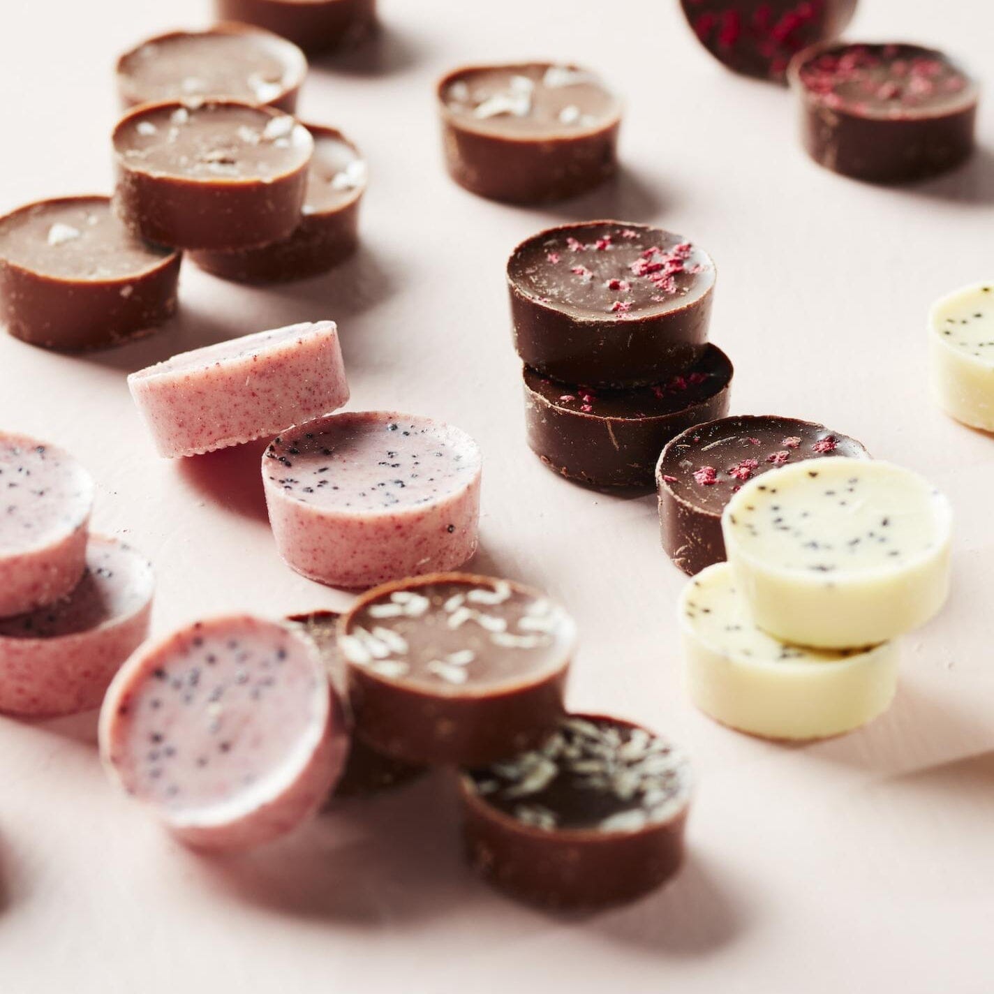 Schokoladenkonfekt "Himbeeren & Lakritze, weiße Schokolade" Süßigkeit Malmö chokladfabrik 