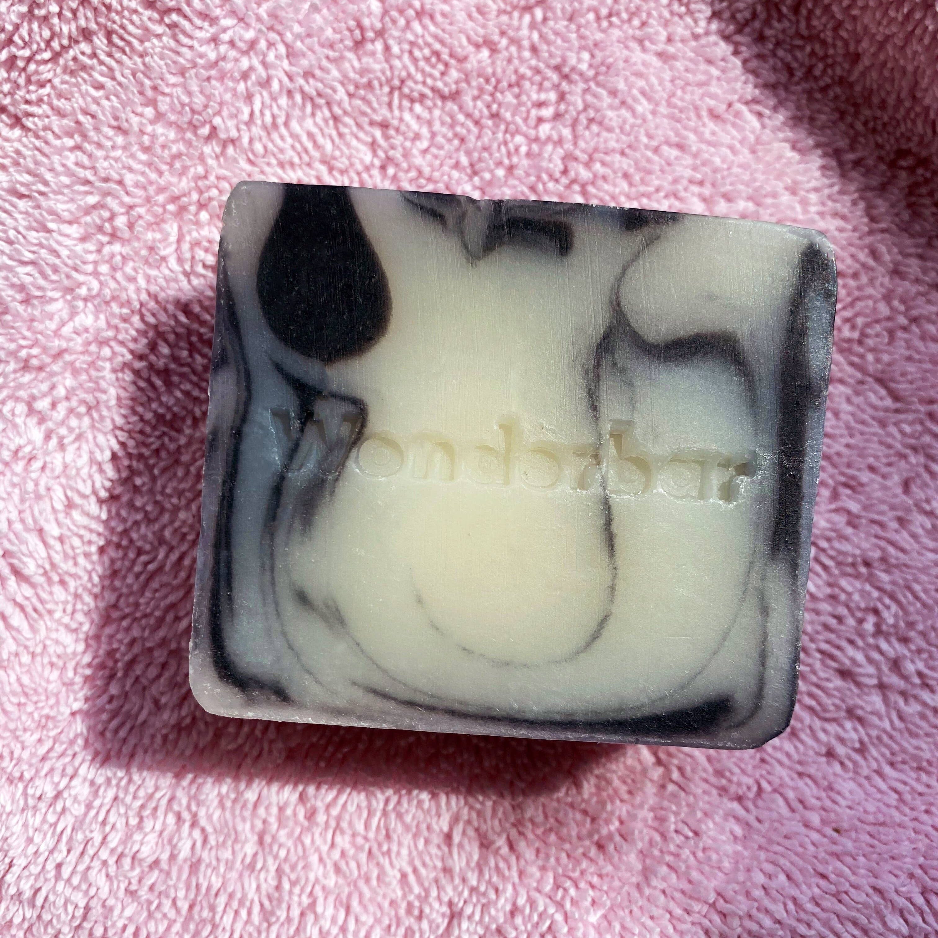 Seife "Moisturize Problems away – Charcoal Lavendel & Sheabutter" Kosmetik Wonderbar 